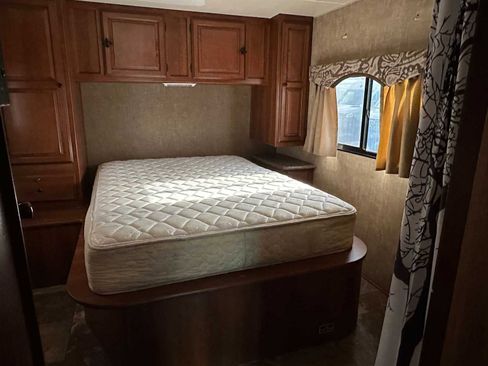 Used 2014 Chevrolet Express 4500 w/ RV Package image 22