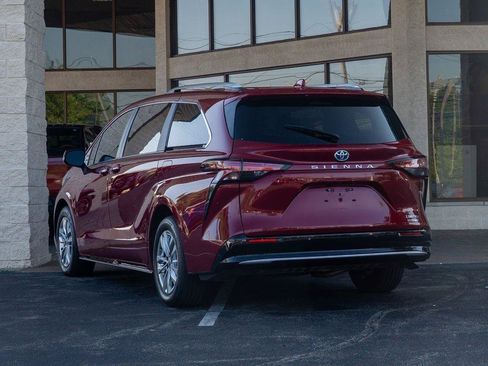Used 2023 Toyota Sienna Limited FWD image 3