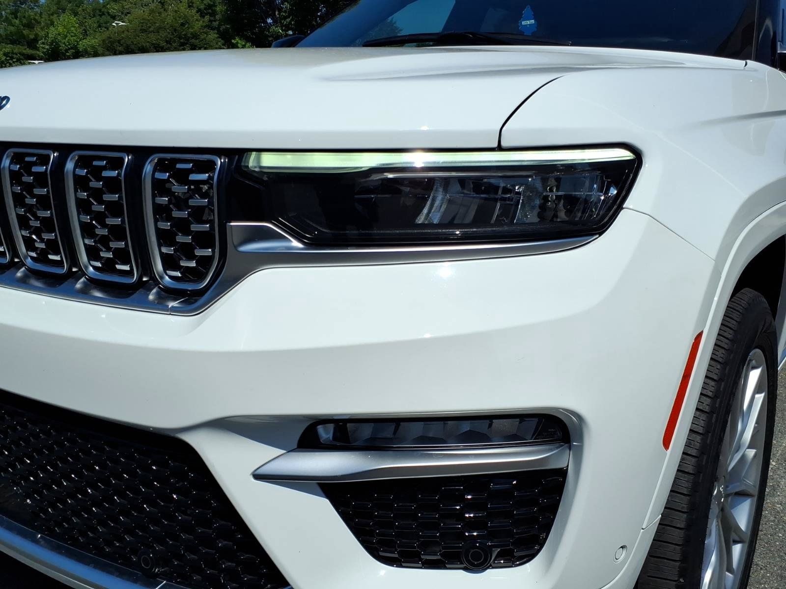 Used 2023 Jeep Grand Cherokee Summit w/ Advanced Protech Group IV AWD/4WD image 17