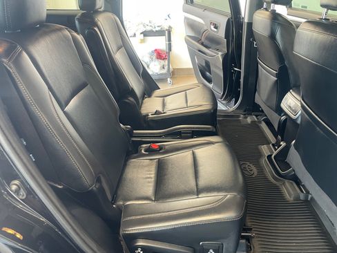 Used 2019 Toyota Highlander XLE FWD image 18