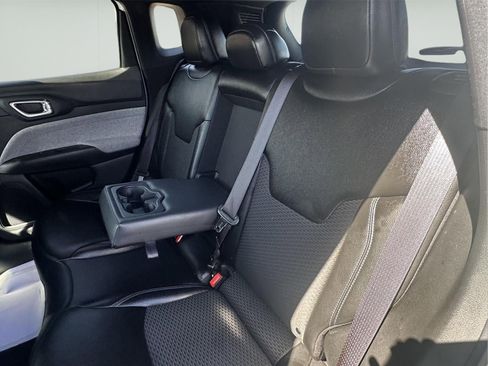 Used 2025 Jeep Compass Latitude image 34