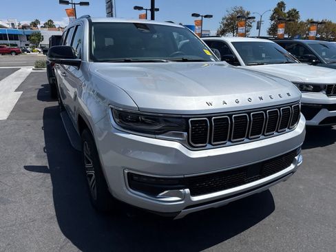 Used 2024 Jeep Wagoneer L Series II w/ Flexible Seating Group RWD image 11