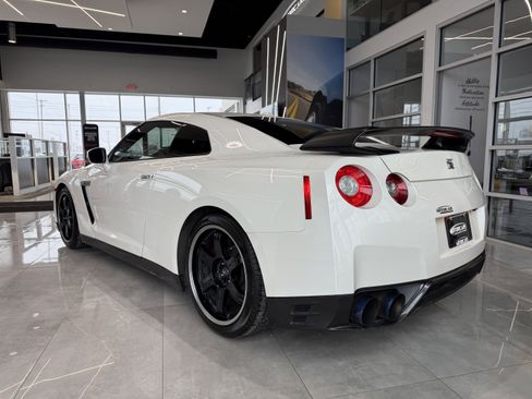 Used 2014 Nissan GT-R Black Edition image 3