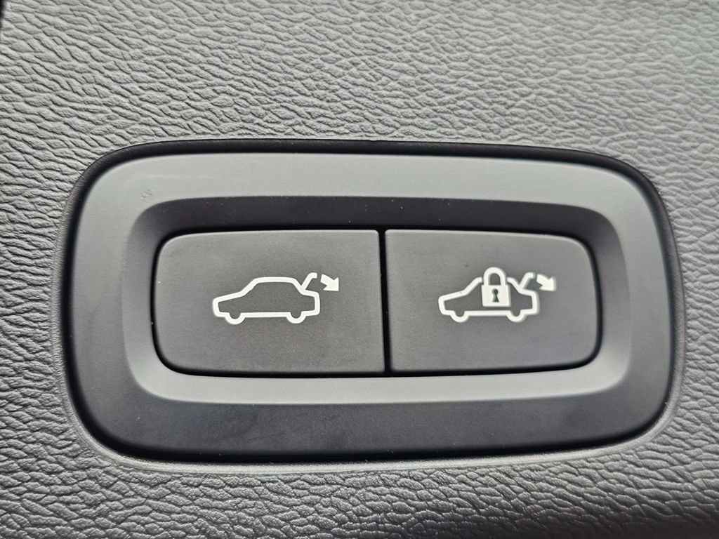 Certified 2026 Volvo XC60 B5 Plus AWD/4WD image 13