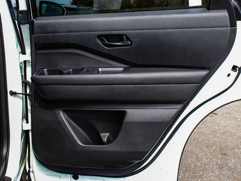 Used 2024 Nissan Pathfinder SV image 12