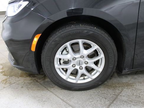 Used 2023 Chrysler Pacifica Touring-L FWD image 37