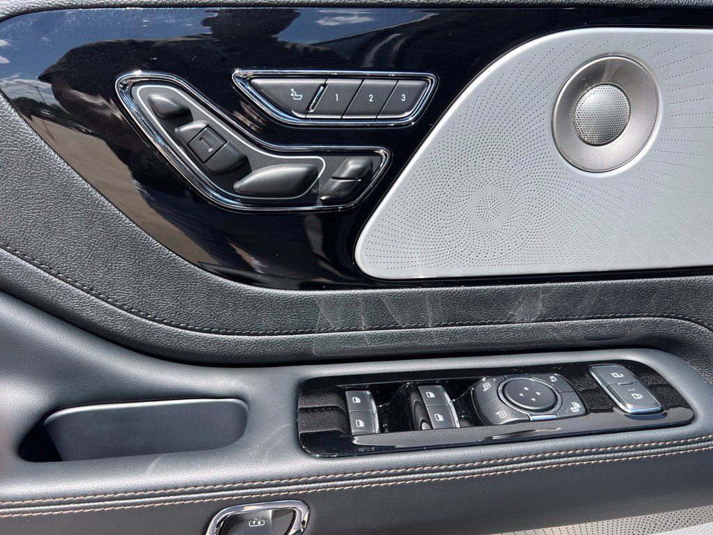 Used 2025 Lincoln Aviator Reserve w/ Luxury Package RWD image 7