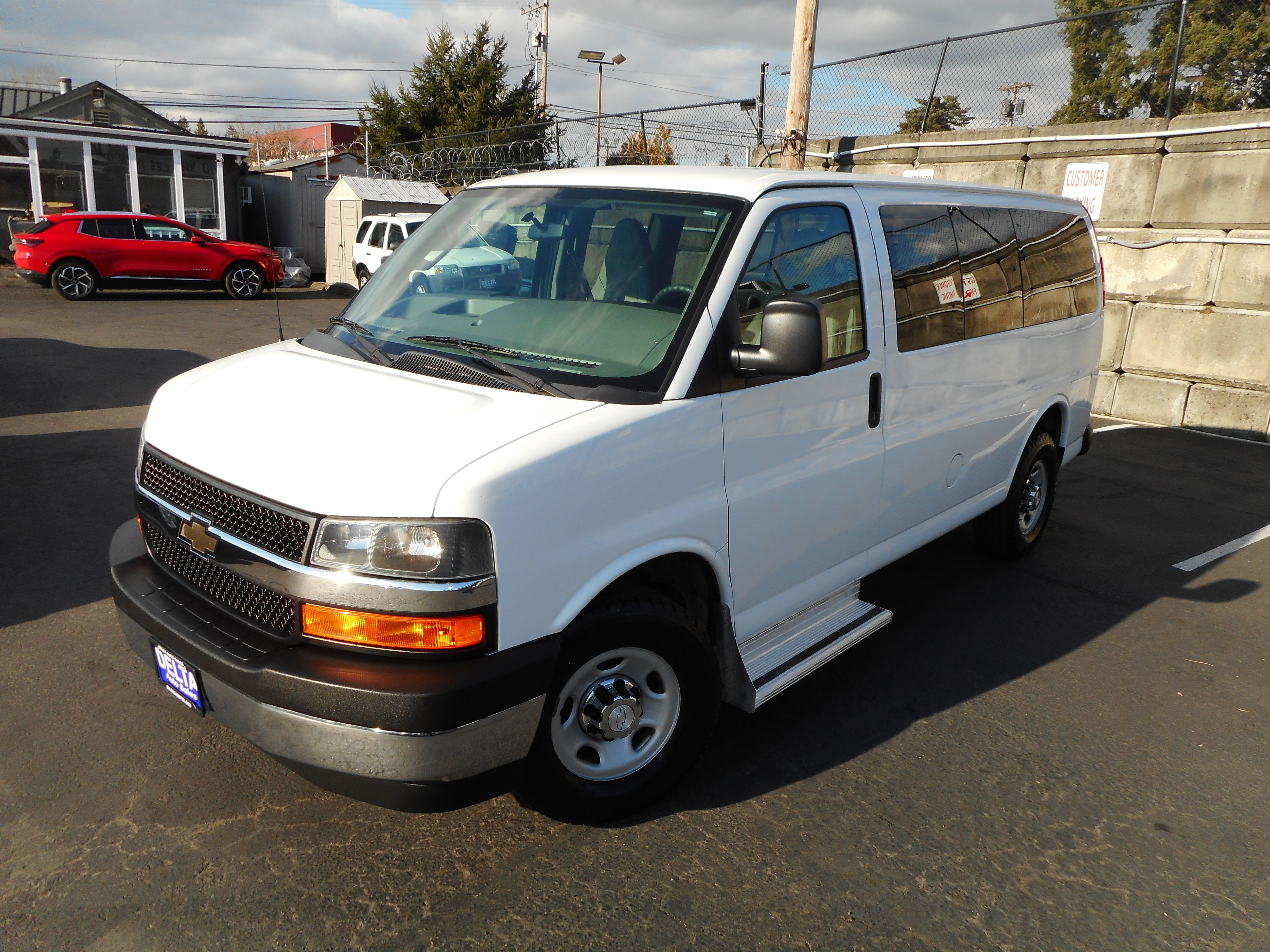 Used 2017 Chevrolet Express 3500 LT w/ LT Preferred Equipment Group RWD image 4