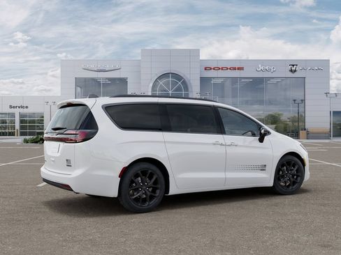 New 2027 Chrysler Pacifica Select FWD image 4