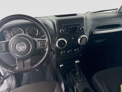 Used 2018 Jeep Wrangler Sahara w/ Connectivity Group AWD/4WD image 22