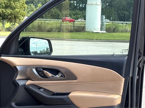 Used 2023 Chevrolet Traverse Premier image 16