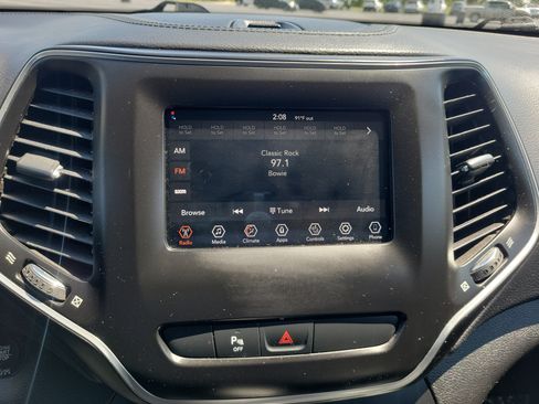 Used 2020 Jeep Cherokee Latitude Plus w/ Cold Weather Group AWD/4WD image 27