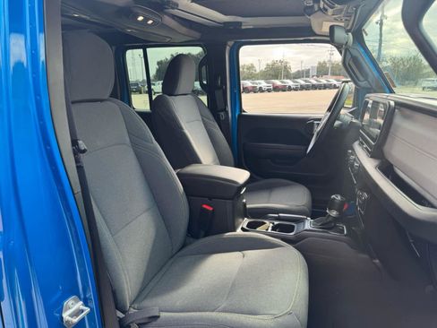 Used 2025 Jeep Wrangler Sport image 21