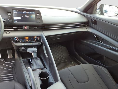 Used 2025 Hyundai Elantra Sport image 32