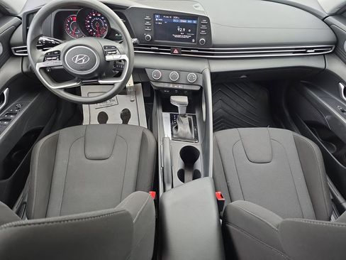 Used 2023 Hyundai Elantra SE w/ Winter Weather Package image 22