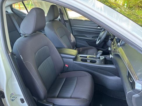 Used 2025 Nissan Altima 2.5 SV FWD image 35
