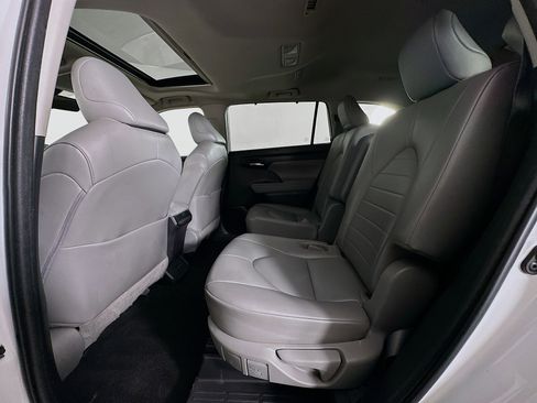 Used 2023 Toyota Highlander XLE image 28