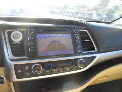 Used 2016 Toyota Highlander XLE image 19