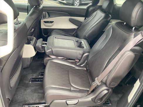Used 2024 Kia Carnival LX FWD image 22