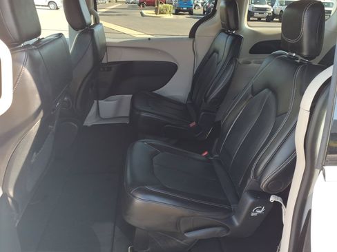 Used 2024 Chrysler Pacifica Touring-L FWD image 13