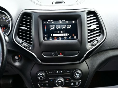 Used 2020 Jeep Cherokee Latitude Plus w/ Cold Weather Group AWD/4WD image 18