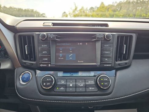 Used 2018 Toyota RAV4 XLE image 21