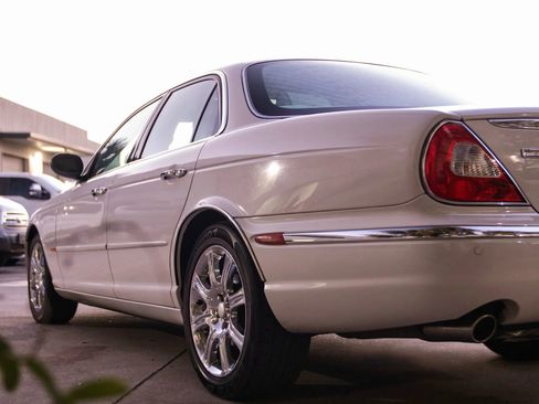 Used 2004 Jaguar XJ8 image 11
