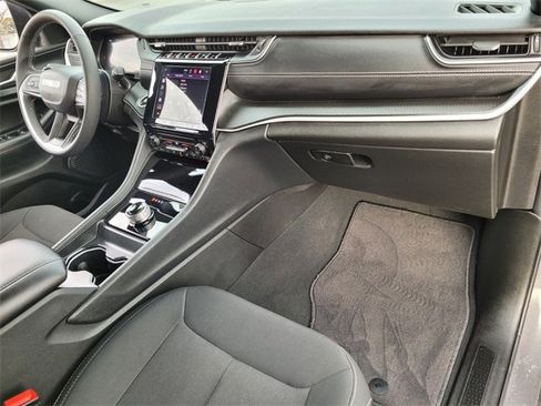 Used 2025 Jeep Grand Cherokee Laredo X image 16