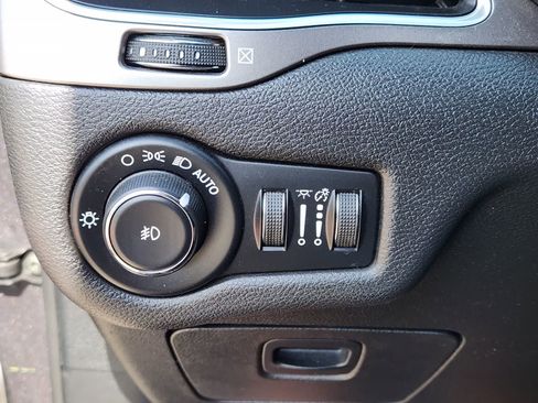 Used 2020 Jeep Cherokee Latitude Plus FWD image 21