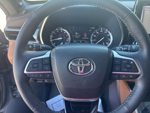 Used 2022 Toyota Highlander Platinum image 14