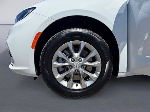 Used 2026 Chrysler Pacifica Limited AWD/4WD image 14