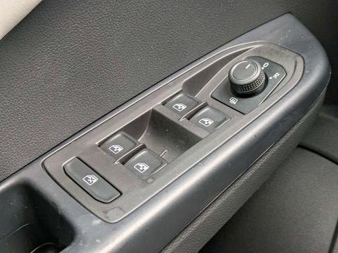 Certified 2025 Volkswagen Taos SE w/ Panoramic Sunroof Package image 31