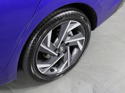 Certified 2025 Hyundai Elantra SEL image 9