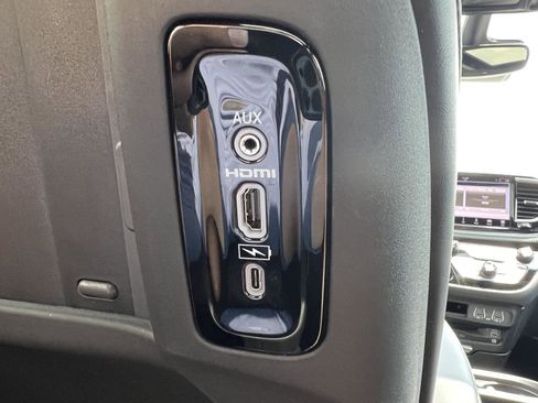 New 2025 Chrysler Pacifica Select w/ Uconnect Theater Family Group image 43