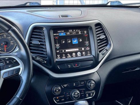 Used 2018 Jeep Cherokee Trailhawk image 7