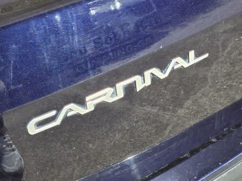 Used 2024 Kia Carnival LX FWD image 7