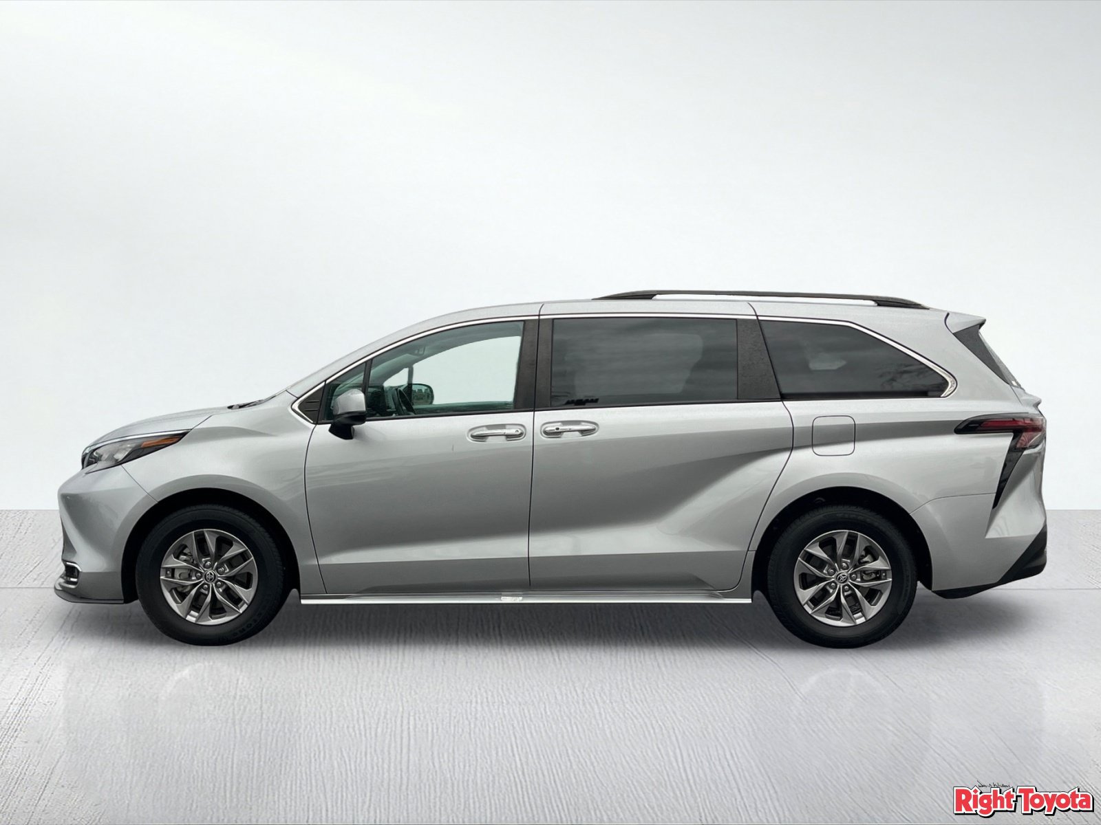 Certified 2024 Toyota Sienna XLE FWD image 4