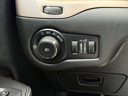Used 2015 Jeep Cherokee Latitude w/ Cold Weather Group AWD/4WD image 20