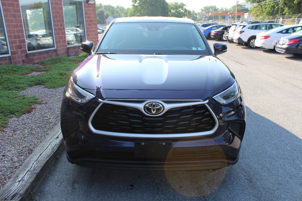 Used 2023 Toyota Highlander L FWD image 4