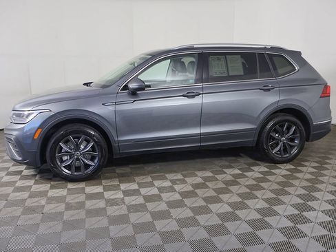 Used 2024 Volkswagen Tiguan SE w/ Panoramic Sunroof Package AWD/4WD image 17