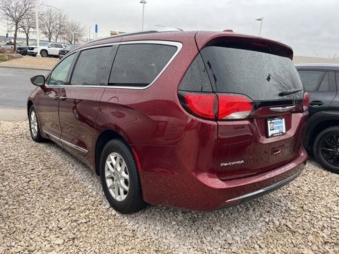 Used 2020 Chrysler Pacifica Touring-L image 4