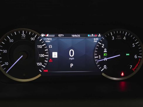 Used 2023 Land Rover Discovery Sport SE image 30