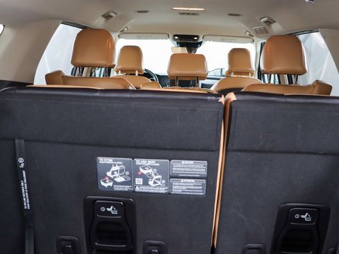 Used 2024 Kia Carnival LX FWD image 30