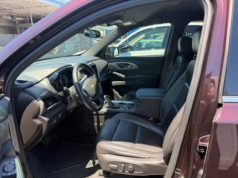 Used 2022 Chevrolet Traverse LT FWD image 9