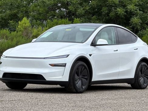 Used 2026 Tesla Model Y 2WD image 8