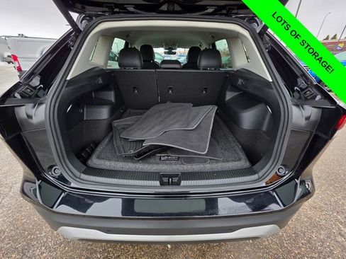 Used 2025 Volkswagen Tiguan SE image 12