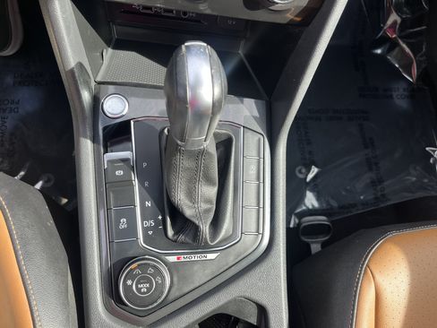 Used 2018 Volkswagen Tiguan SE AWD/4WD image 24