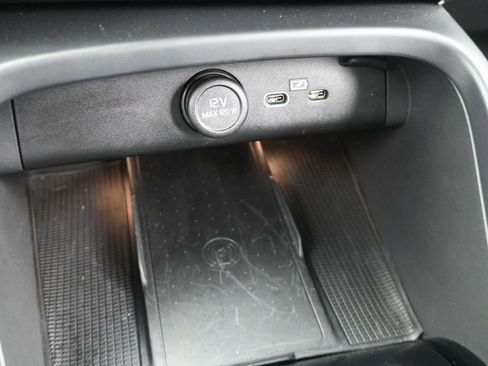 Used 2023 Volvo XC40 B4 Plus image 20