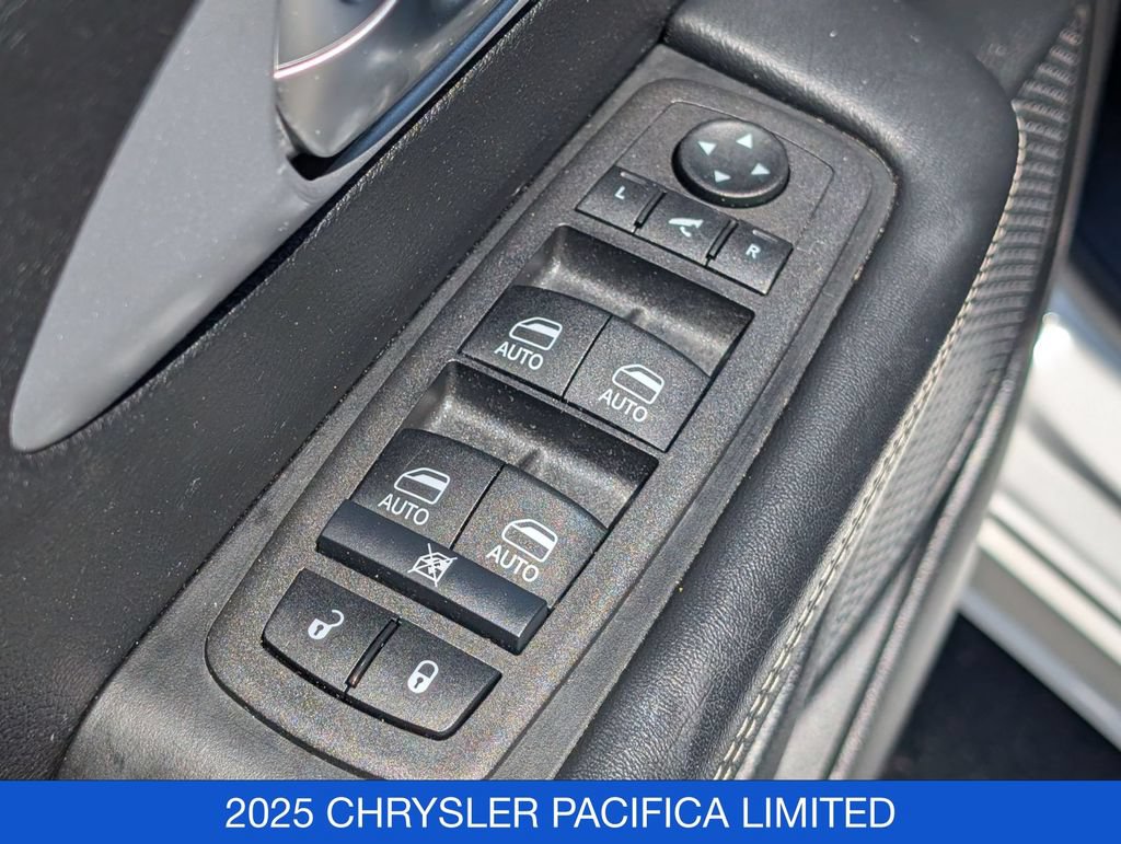 Used 2025 Chrysler Pacifica Limited FWD image 12
