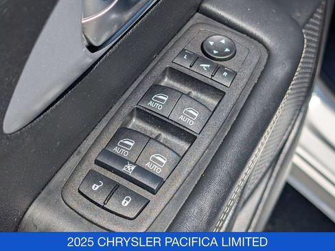 Used 2025 Chrysler Pacifica Limited FWD image 12